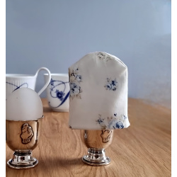 �ggevarmer offwhite med bl� blomster