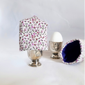 �ggevarmer i hvid med sm� lilla blomster