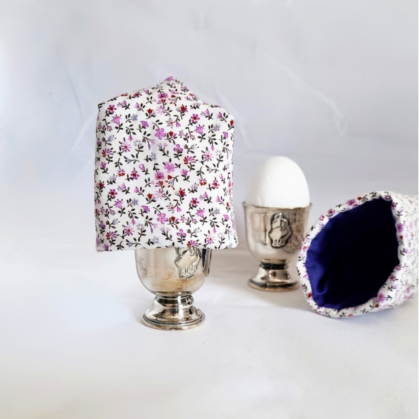 �ggevarmer i hvid med sm� lilla blomster