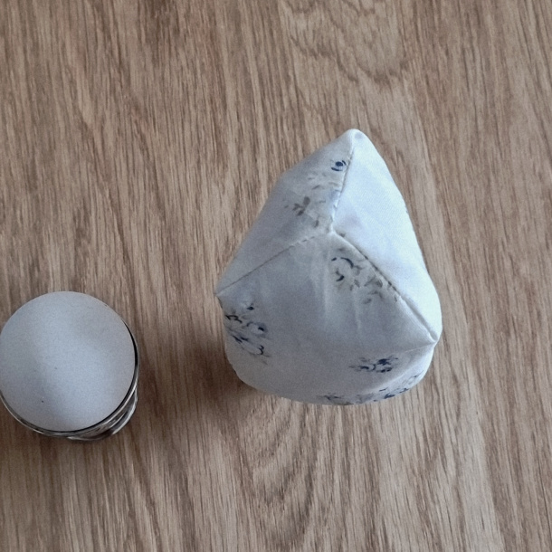 �ggevarmer offwhite med bl� blomster