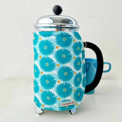 Kaffefrakke med et hav af bl� blomster