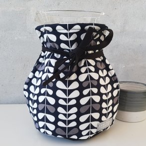 Kaffetaske i sort med gr og hvide blade