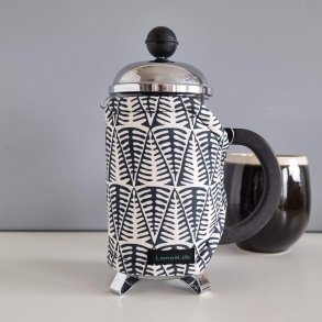 Kaffefrakke med sorte trer til lille stempelkande