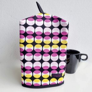 Kaffehtte i sort med cirkler i lilla og gul