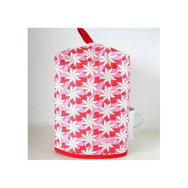 Kaffehtte i rd med hvide blomster