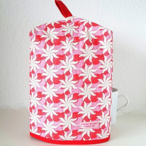 R�d kaffeh�tte med hvide blomster