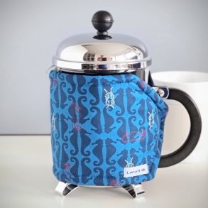 Kaffevarmer i bl med sheste - halv liter stempelkande 