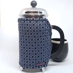 Kaffefrakke med grt mnster p sort bund