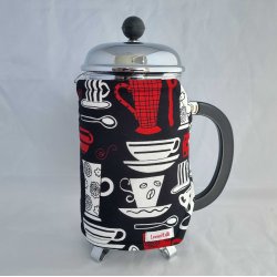 Kaffevarmer i sort og rd med kaffekopper 