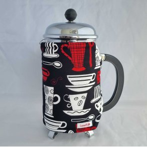 Kaffevarmer i sort og rd med kaffekopper 