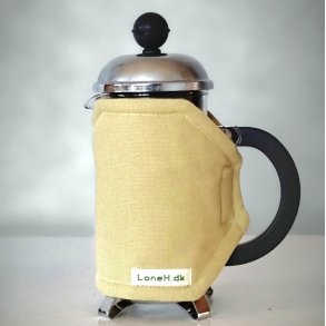 Kaffefrakke i lys okker til en lille stempelkande