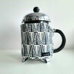 Kaffevarmer med sorte grantr�er - halv liter stempelkande 