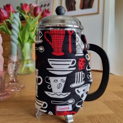 Kaffevarmer i sort og rd med kaffekopper 