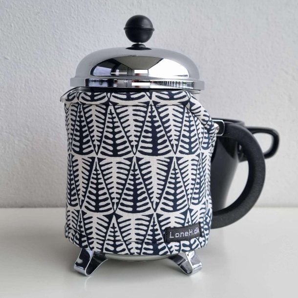 Kaffevarmer med sorte grantrer - halv liter stempelkande 