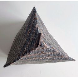 Tehtte i et naturfarvet i geometrisk mnster