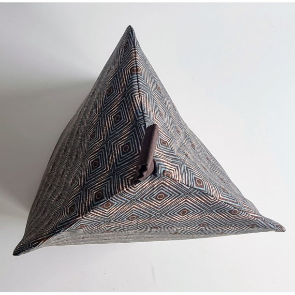 Tehtte i et naturfarvet i geometrisk mnster