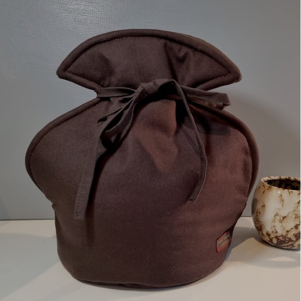 Tetaske helt i mrke brun