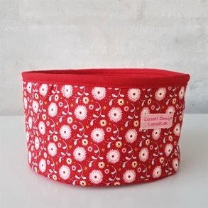 Brdkurv i rd tekstil med blomster