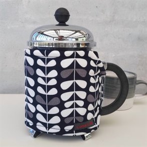 Kaffevarmer i sort med hvide og gr blade halv liter