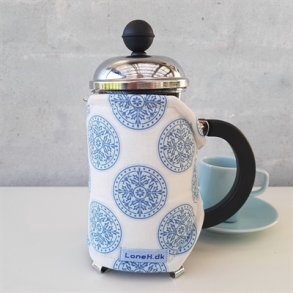 Kaffevarmer med bl cirkler p hvid bund