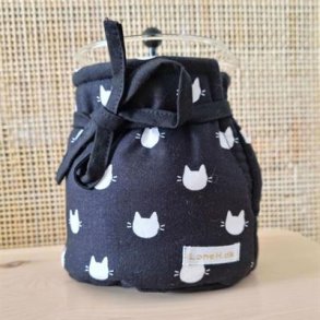 Kaffetaske sort med hvide kattehoveder