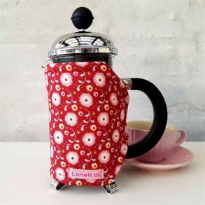 Kaffevarmer i rd med sm blomster 